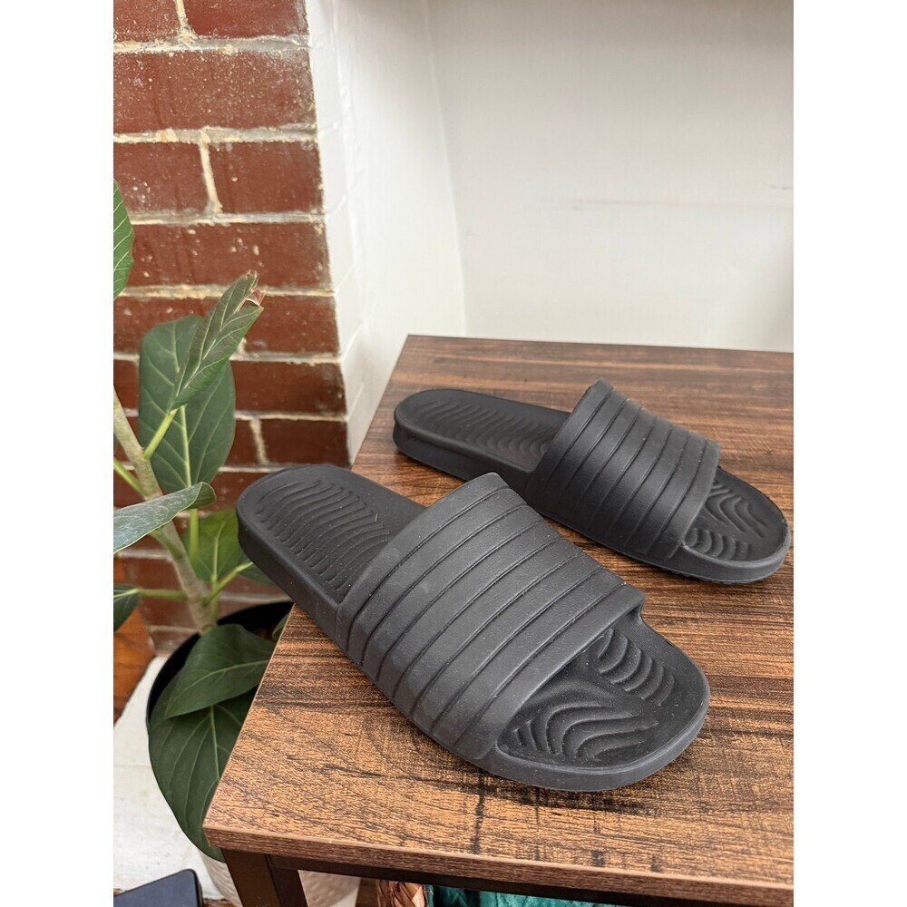 Men’s size 9 black slide slippers